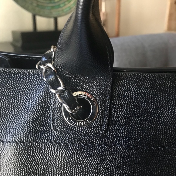 Chanel tote ***SOLD*** - Picture 1 of 8